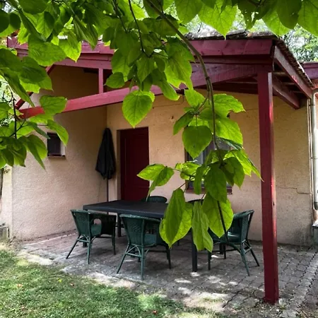 6 Personnes Dans Un Ecrin De Verdure Avec Vue Agnac