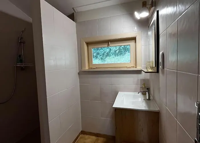 6 Personnes Dans Un Ecrin De Verdure Avec Vue 펜션