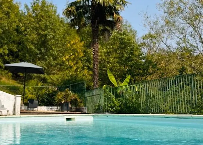 6 Personnes Dans Un Ecrin De Verdure Avec Vue 펜션 *
